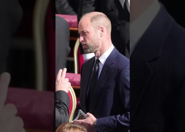 William choca fãs no funeral do Papa com traje polêmico! #shortsfeed #shortsyoutube