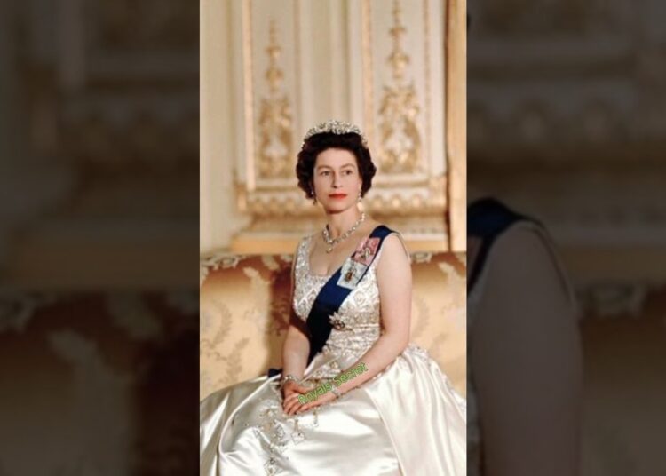 Queen Elizabeth II In A Drawing Room#royalfamily#QueenElizabeth#shorts#royal