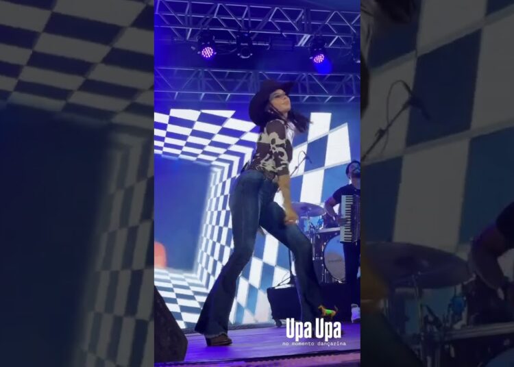 Ana Castela dançando“Carinha de Bebê” no show de Realeza. #anacastela #boiadeira