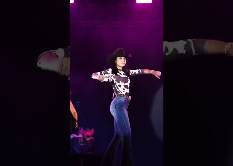 show em realeza @anacastelaoficial #anacastela #show #viraliza #diva #gata #boiadeira #anaflavia