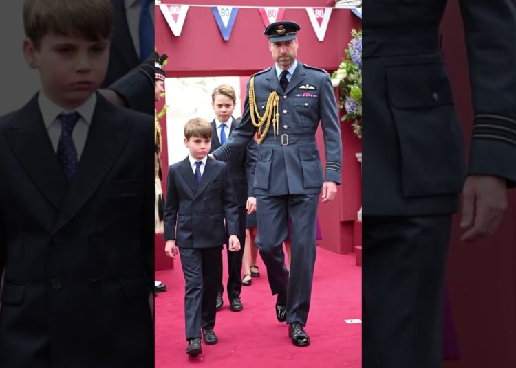 Louis rouba a cena no 1º desfile sem Elizabeth II ! #shortsfeed  #shortsyoutube