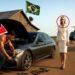FAZENDEIRO POBRE CONSERTA MOTOR DE MULHER SOLTEIRA – NO OUTRO DIA, HELICÓPTERO POUSA EM USA FAZENDA