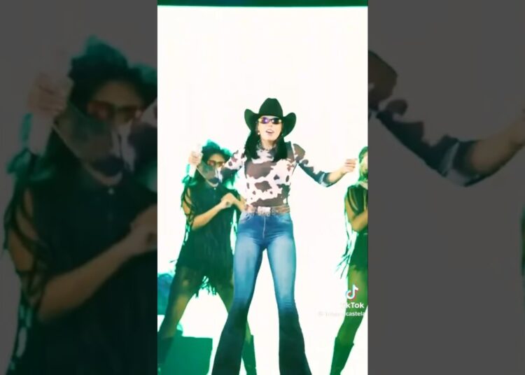 ana castela dançando RAM tchum no seu show em realeza