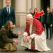 PAPA LEÃO QUEBRA O PROTOCOLO APÓS ABORDAR MORADOR DE RUA DO LADO DE FORA DO VATICANO…