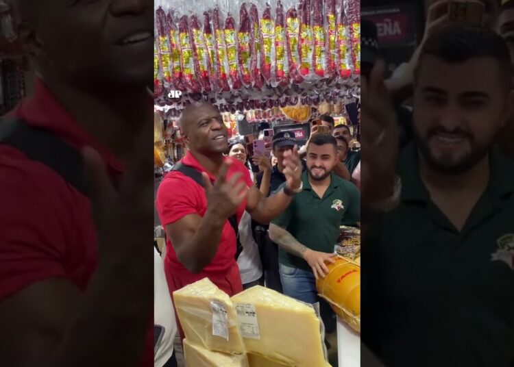 Terry Crews, de ‘Todo Mundo Odeia o Chris’, visita Mercadão de SP e canta música hit das ‘Branquelas