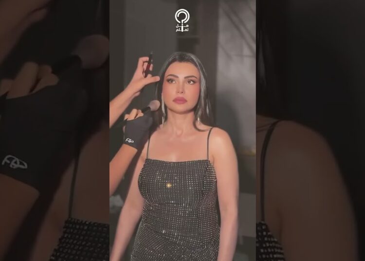 دينا فؤاد تحتضن كريم عبد العزيز أمام زوجته.. ومتابعين: مش هيبات في البيت
