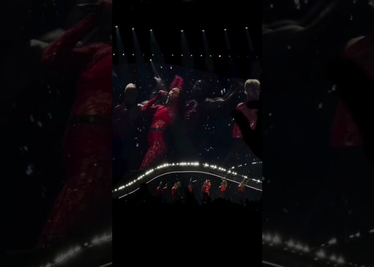 “Levitating”live Dualipa in Paris 🇫🇷 during Radical Optimism tour25 #paris #french #pop #icon