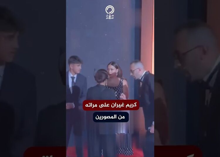 كريم عبدالعزيز غيران على مراته من المصورين.. ومتابعين: حقك يا نجم