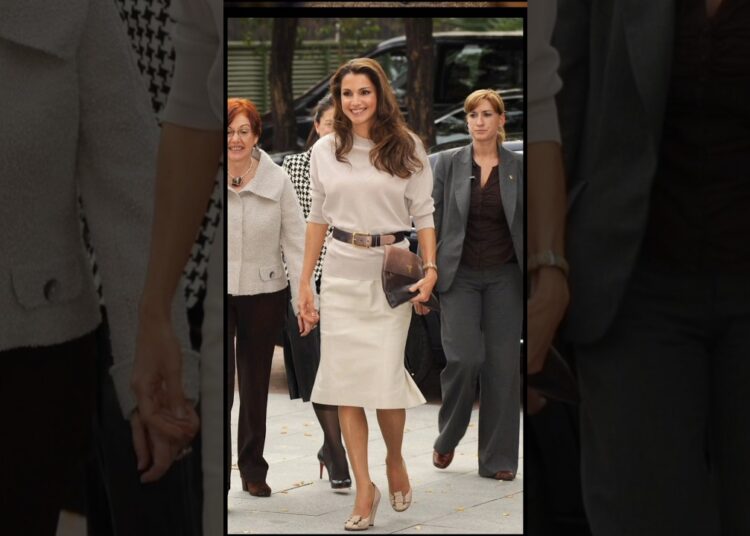 Queen Rania of Jordan in her throw back style #trending #royal #fashion