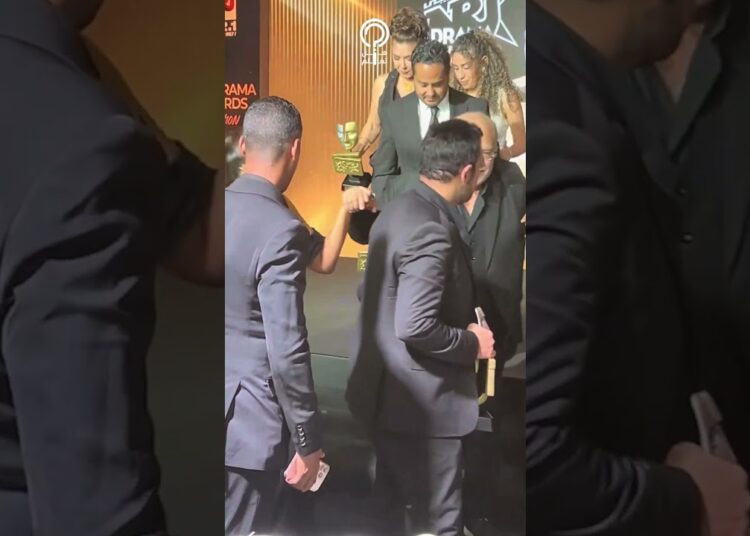 ياسمين عبدالعزيز بتسند صلاح عبدالله في المهرجان