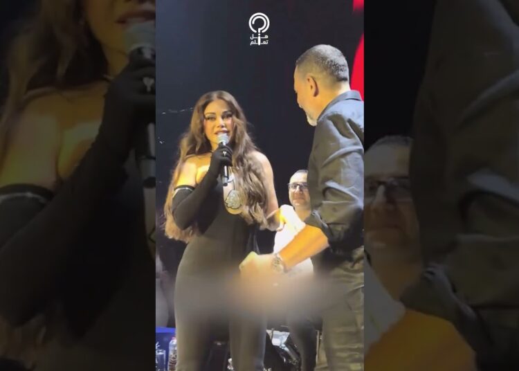 هيفاء وهبي تغني لماجد المصري على المسرح رجب حوش صاحبك عني