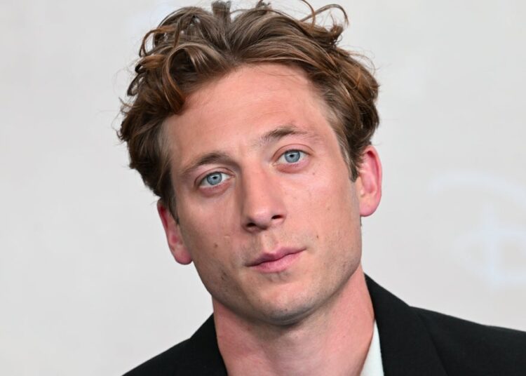 A assinatura bizarra de Jeremy Allen White está fazendo um fedor na internet em clipe ressurgido