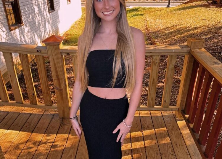 A estrela de Tiktok, Anna Grace Phelan, morta aos 19 anos após a batalha do câncer