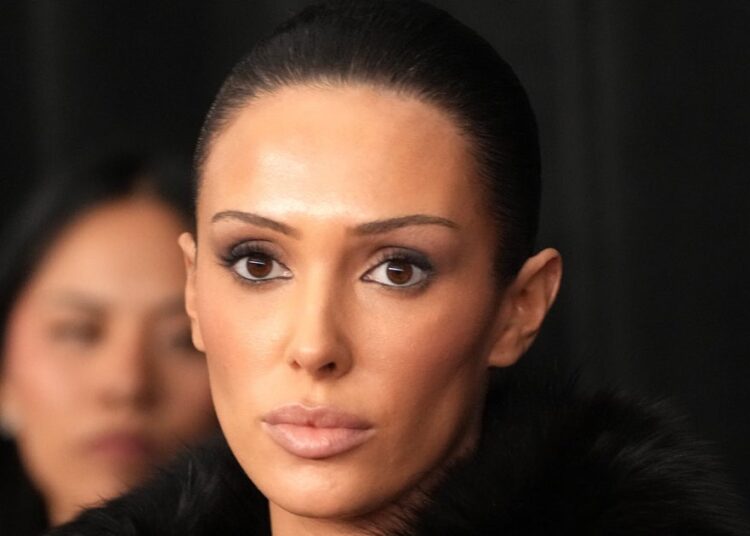 Bianca Censori Sparks Backlash sobre nova roupa nua