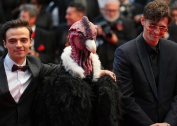 Bird Man on Cannes Red tapete para 'Die, My Love' Premiere