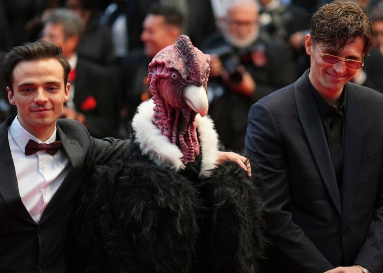 Bird Man on Cannes Red tapete para 'Die, My Love' Premiere