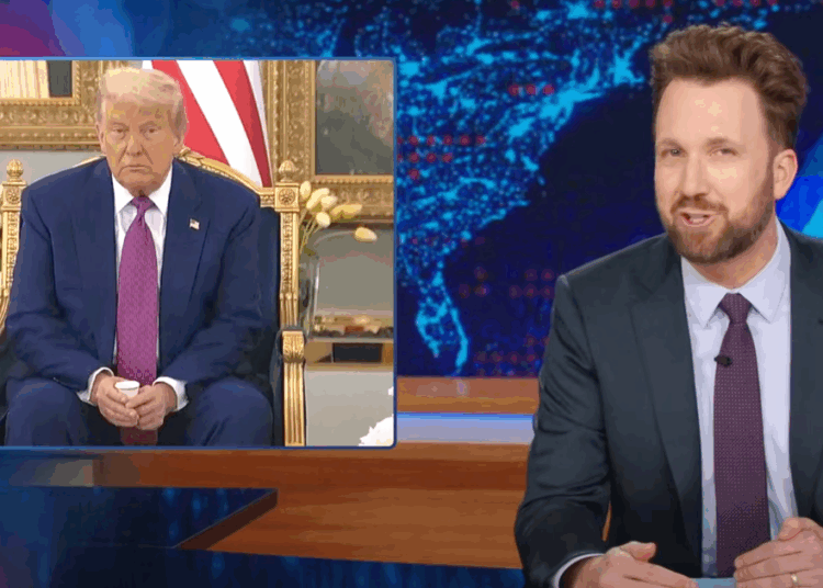 'Daily Show' assume Trump sobre esse movimento 'A ** Hole' na viagem do Oriente Médio