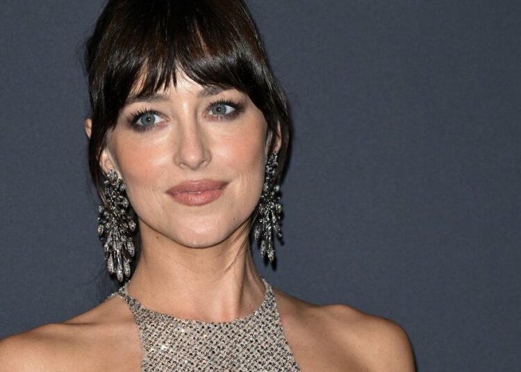 Dakota Johnson confessa Pedro Pascal pediu que ela começas