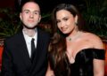 Demi Lovato se casa com um homem que ela ama, em um vestido que ela adora