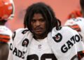 Devin Bush, linebacker de Browns, acusado de agredir a namorada