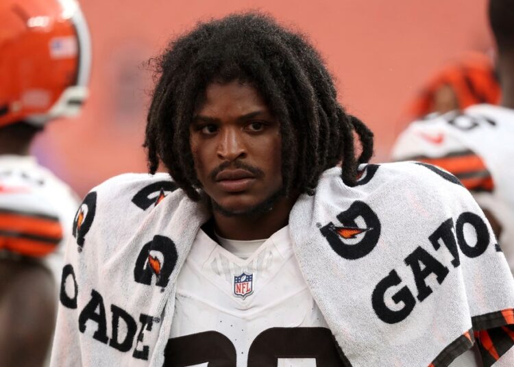 Devin Bush, linebacker de Browns, acusado de agredir a namorada