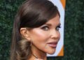 Ícone de 'Baywatch' Donna d'Errico se reúne com seu famoso maiô vermelho