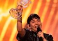 JJ da Áustria ganha o concurso de músicas do Eurovision com a música pop-opera 'Wasted Love'.