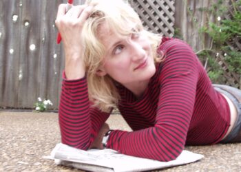 Jill Sobule, 'Eu beijei a cantora de uma garota', morre em incêndio em casa aos 66 anos