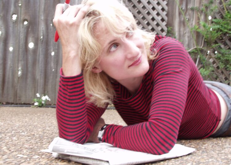 Jill Sobule, 'Eu beijei a cantora de uma garota', morre em incêndio em casa aos 66 anos
