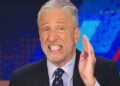 Jon Stewart expõe o comportamento mais 'suspeito' de Trump ainda