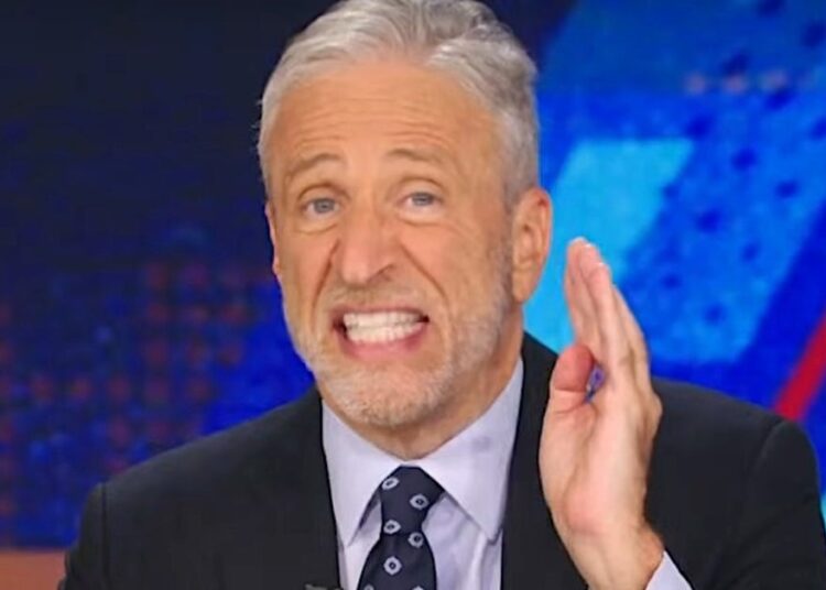 Jon Stewart expõe o comportamento mais 'suspeito' de Trump ainda