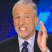 Jon Stewart expõe o comportamento mais 'suspeito' de Trump ainda