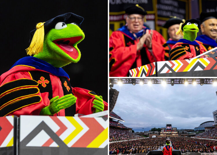 Kermit, o sapo, entrega comentários no início da Universidade de Maryland