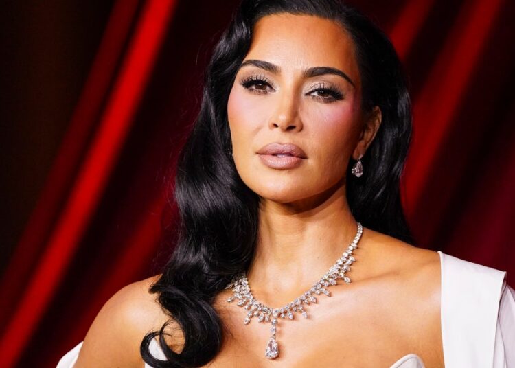 Kim Kardashian conclui o programa de direito após 6 anos