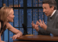 Leslie Bibb atordoa Seth Meyers, revelando a cena Wild White Lotus que foi cortada