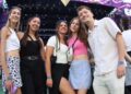 Looks confortável para desfrutar de Tecate Emblema - Celebrity Land