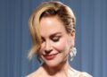 Nicole Kidman estréia cabelos curtos, raízes escuras em Met Gala