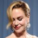 Nicole Kidman estréia cabelos curtos, raízes escuras em Met Gala