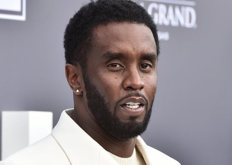 O ex -assistente de Diddy diz que ele a agrediu sexualmente