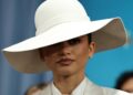O visual todo-branco de Zendaya pode ser uma piscadela atrevida para o noivado dela