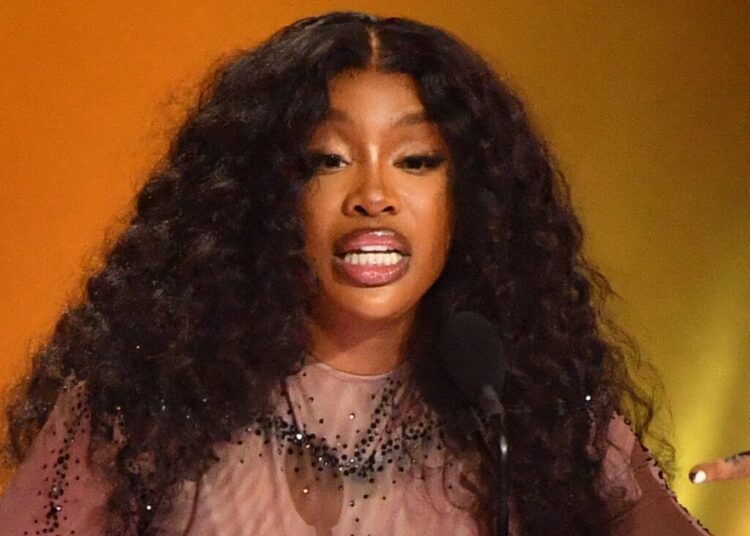 SZA sai depois de ser atingido por pulseira em Meet-and-Gret