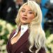Sabrina Carpenter credita Pharrell por calças sem gala Met Gala