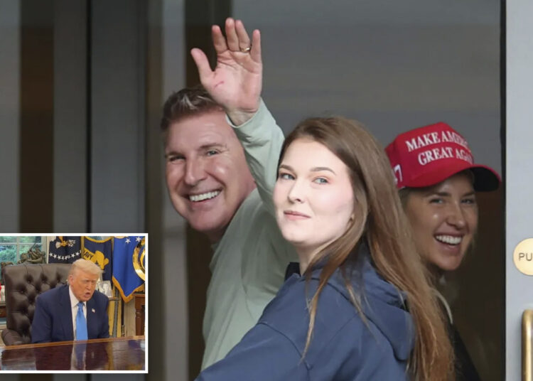 Todd Chrisley sorri no primeiro passeio público desde que Trump perdão