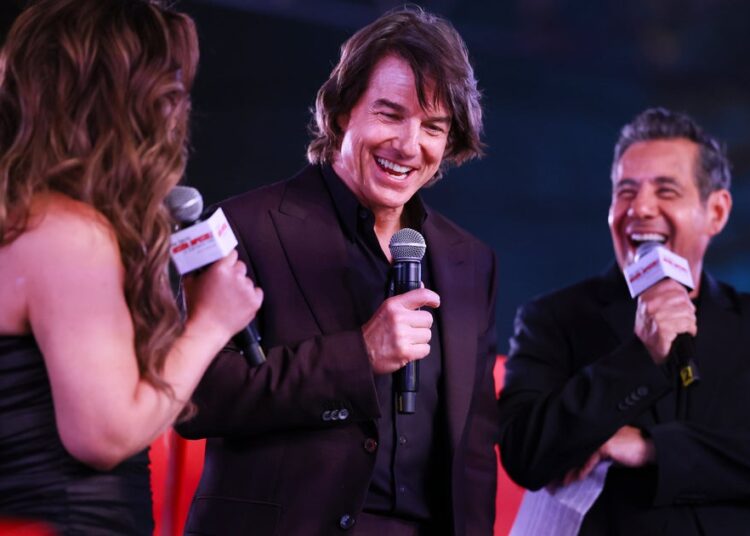 Tom Cruise é feito uma pergunta sobre o dia dos pais e as coisas rapidamente se tornam estranhas