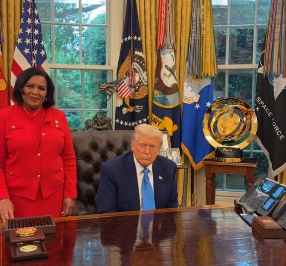 Trump planeja perdoar as estrelas da realidade Todd e Julie Chrisley