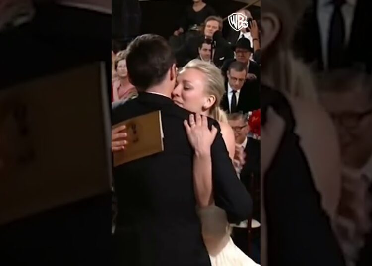KALEY CUOCO ENTREGA PRÊMIO A JIM PARSONS #THEBIGBANGTHEORY