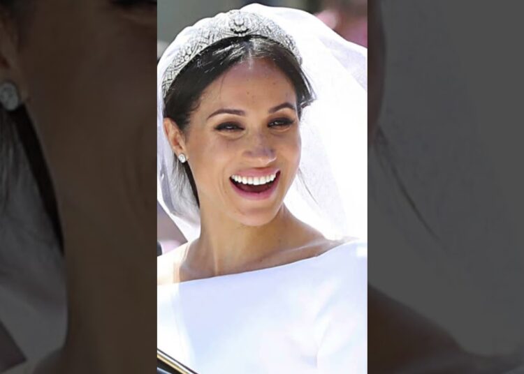 Surpresa na Família Real: Princesa Charlotte NÃO Herdará a Tiara Icônica de Diana!   #shortsfeed