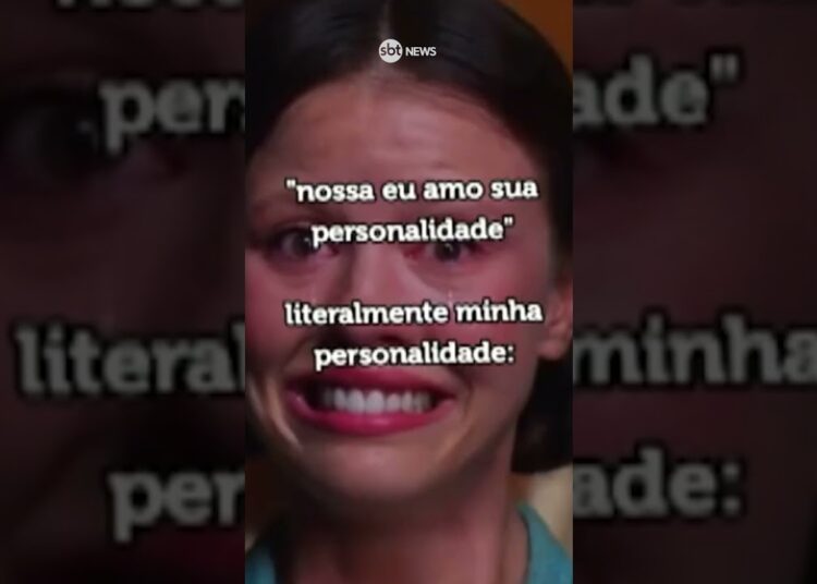 Estrela de ‘MaXXXine’ e neta de atriz brasileira, Mia Goth surpreende ao dar entrevista em português