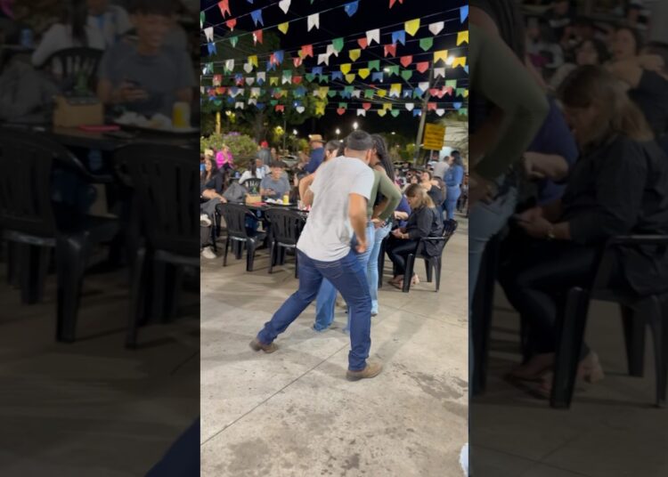 Bora atrapalhar uma fofoca!👆🏼😂🕺🏼#forrozão #dança #forrozeiros #patosdeminas