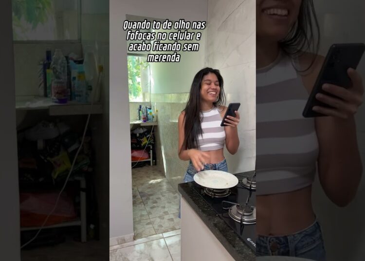 Quando to de olho nas fofocas e num vejo ele pegando minha pizza #humor #comedy #memes  #funny